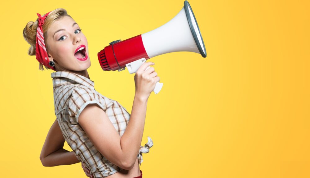 Frau mit Megaphone