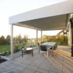 Terrasse mit Stühlen und Tisch