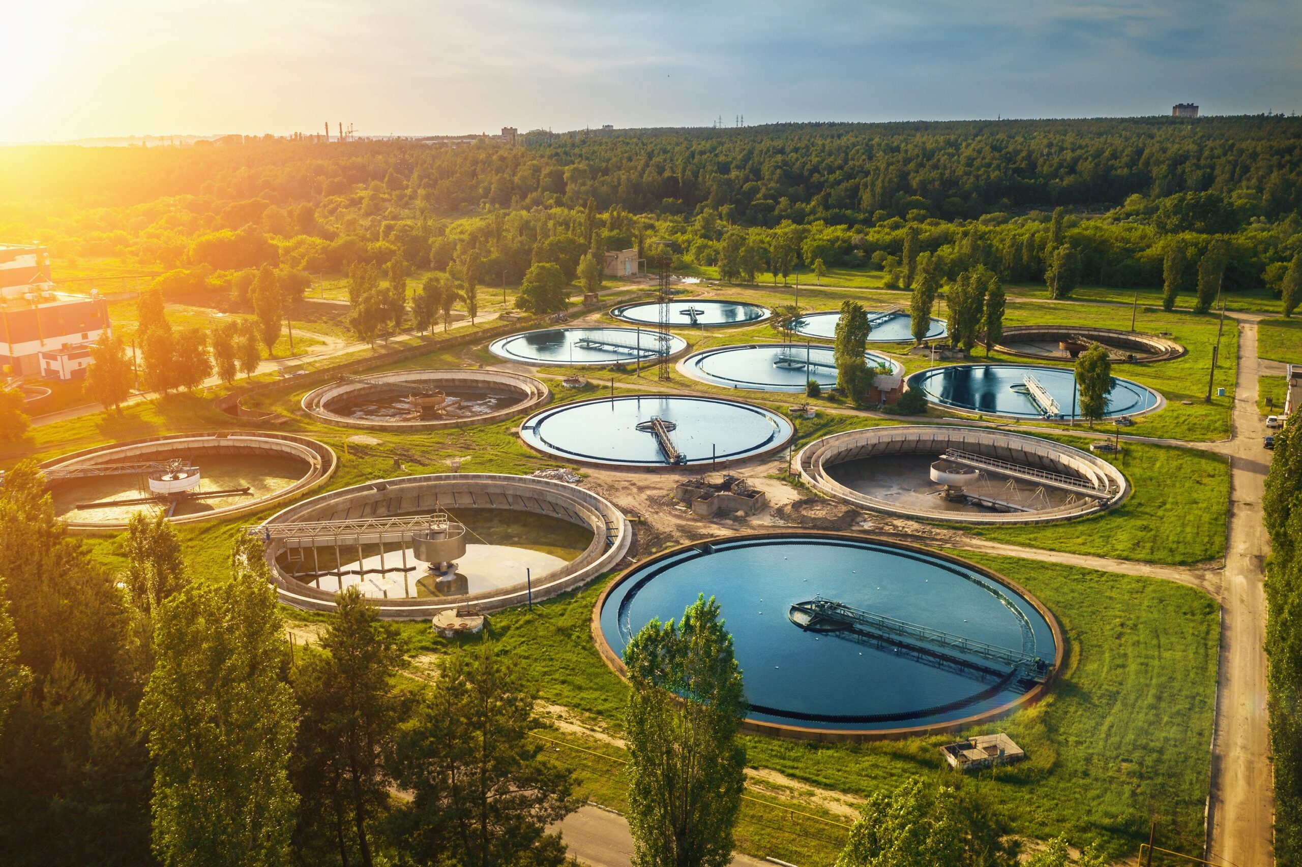 Eine Kläranlage mit verschiedenen Becken zu der Wasser Reinigung 