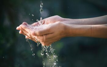 Eine Person hält ihre Hände unter Wasser