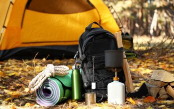 Überlebenskit für Touristen und Campingzelt im Herbstwald