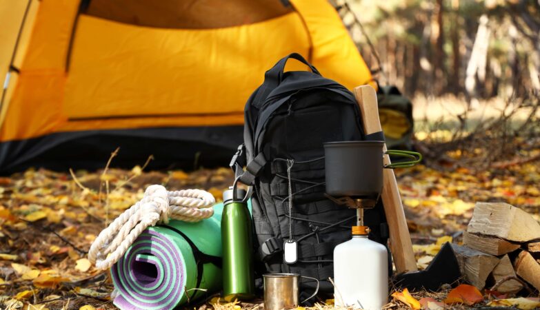Überlebenskit für Touristen und Campingzelt im Herbstwald
