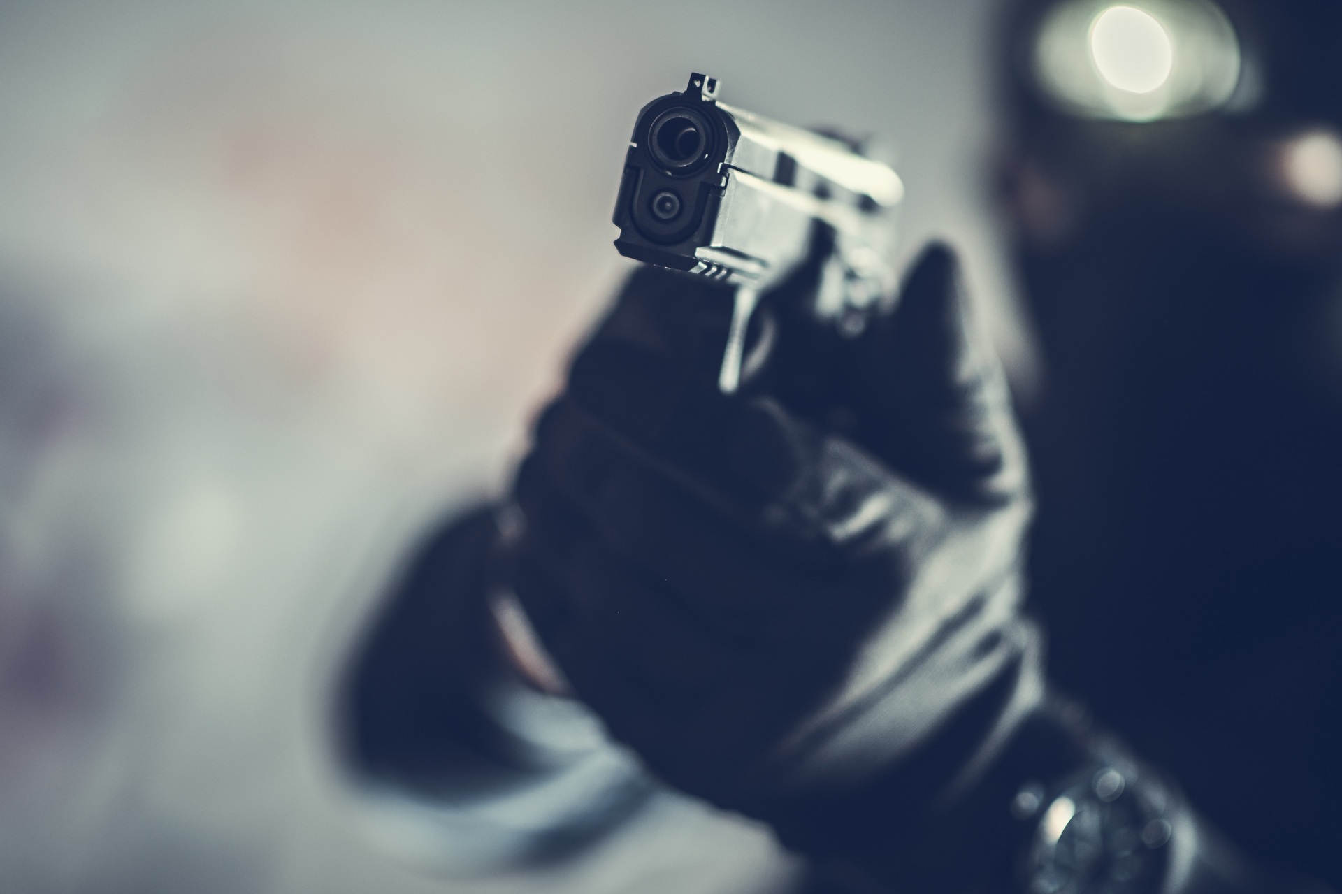 Person mit Pistole in bedrohlicher Pose | Schreckschusswaffen kaufen
