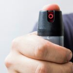 Hand haelt Pfefferspray zur Selbstverteidigung | Schreckschusswaffen kaufen