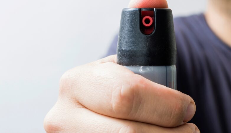 Hand haelt Pfefferspray zur Selbstverteidigung | Schreckschusswaffen kaufen